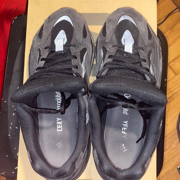 Yeezy Boost 700 V2 “Vanta” - Picture 5 of 9